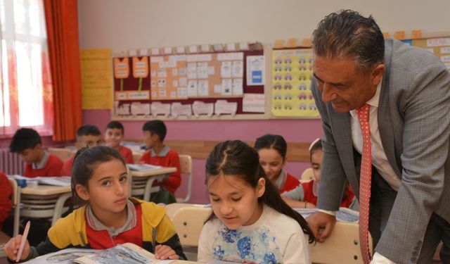 Güney, Öğrencilerle Kitap Okudu ve Soru Çözdü