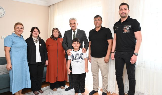 Vali Makas ve Eşi Şehit Ailelerini Ziyaret Etti