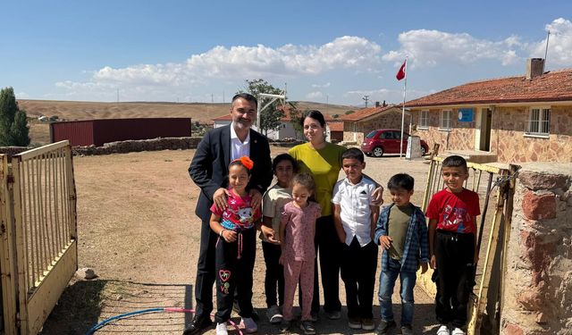 Kaplan, Köy Okulunda Öğrencilerle Sohbet Etti