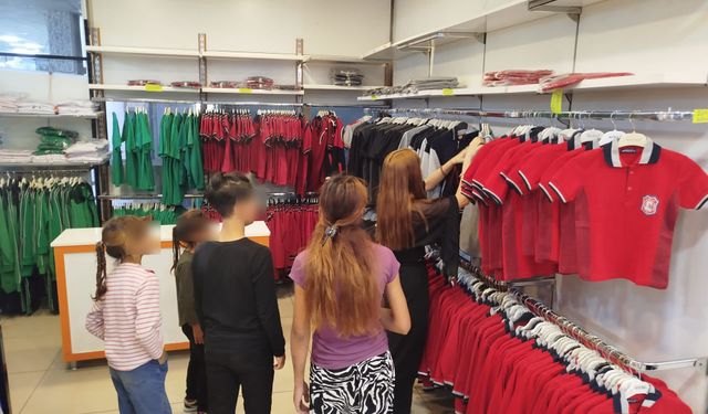 Kızılay Yüzlerce Çocuğa Okul Kıyafeti Dağıttı