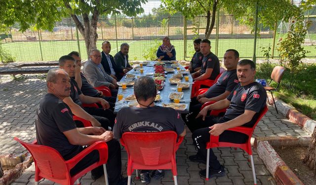 Komşudan İtfaiyecilere El Emeğiyle Moral Ziyareti