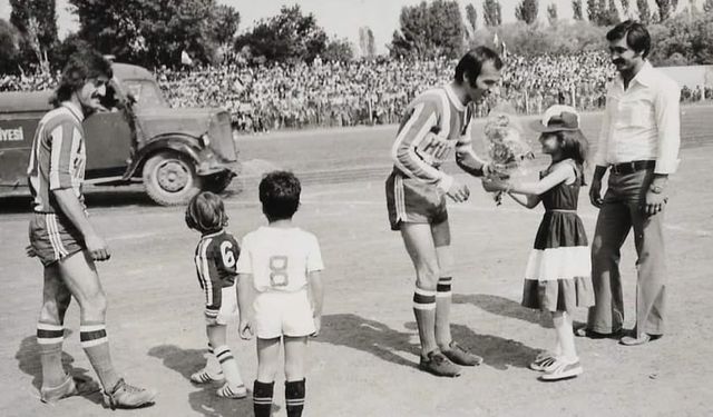 Çiçekler, Alkışlar ve Dolu Tribünlerle 70’lerin Futbolu