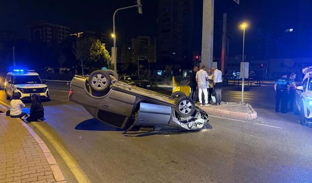 Işıkta Bekleyen Otomobile Arkadan Çarpıp, Takla Attı