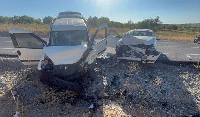 İki Araç Kafa Kafaya Çarpıştı: 14 Yaralı