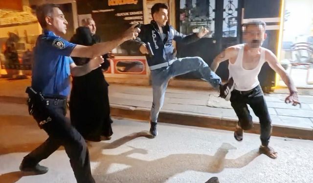Gözü Dönmüş Baba ve Oğul Polise Saldırdı