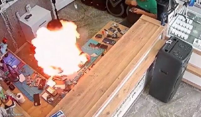 Telefon Bataryası Bomba Gibi Patladı