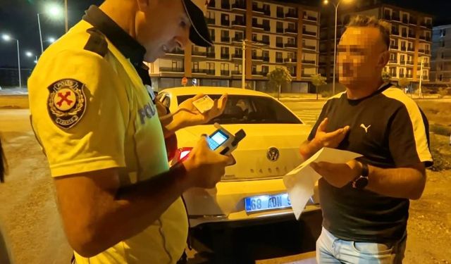 Çocuklarıyla Alkollü Yakalandı, Polise Ateş Püskürdü