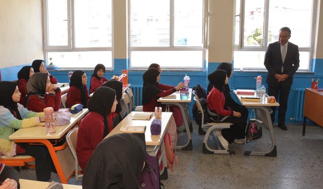 Güney, İmam Hatip Okullarında Öğrencilerle Buluştu