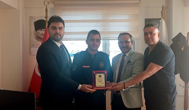İtfaiye Müdürü Murat Özçelik’e Anlamlı Plaket