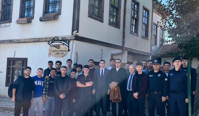 Kaymakam Kayatürk’ten Gençlerle Sanat Sohbeti