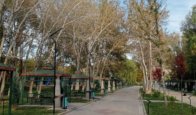 Yahşihan Belediyesi’nden Parklara Titiz Bakım