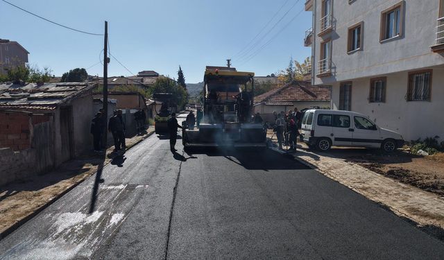 Bahçelievler'de Sıcak Asfalt Mesaisi Devam Ediyor
