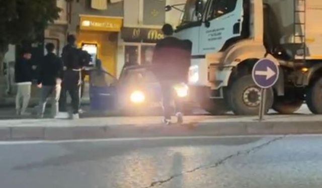 Seyir Halindeki Kamyon Otomobile Çarptı