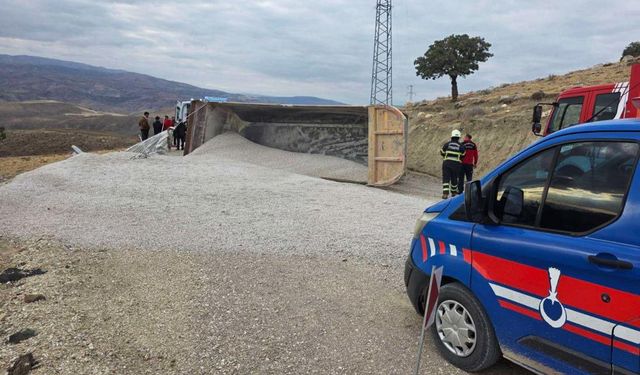 Kırıkkale'de Mıcır Yüklü Kamyon Devrildi: 1 Yaralı
