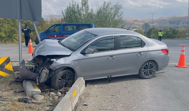 Kırıkkale'de İki Otomobil Çarpıştı: 2 Yaralı