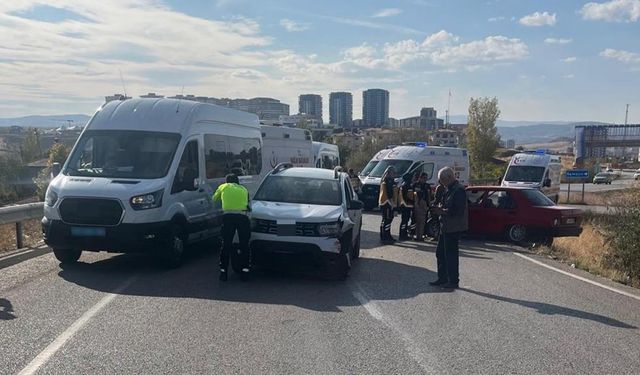 Kırıkkale'de İki Otomobil Kafa Kafaya Çarpıştı: 4 Yaralı