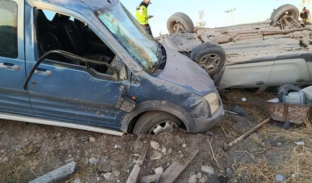 Otomobil İle Hafif Ticari Araç Çarpıştı: 1 Ölü, 1 Yaralı