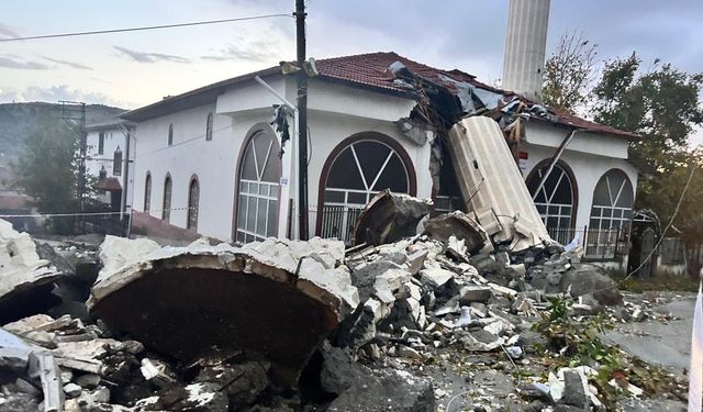 Fırtına Minareyi Yıktı: Cemaat Ölümden Döndü