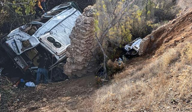 Öğrenci Servisi Uçuruma Yuvarlandı: 14 Yaralı