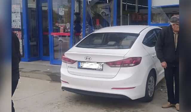 Bahşılı’da Araç Süpermarkete Daldı