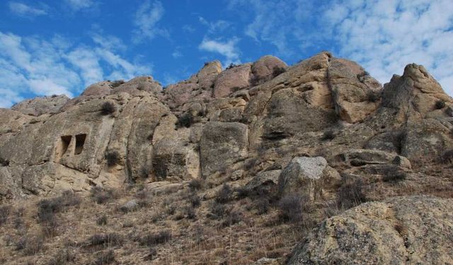 Hamzalı Kaya Sığınakları Tarihe Işık Tutuyor