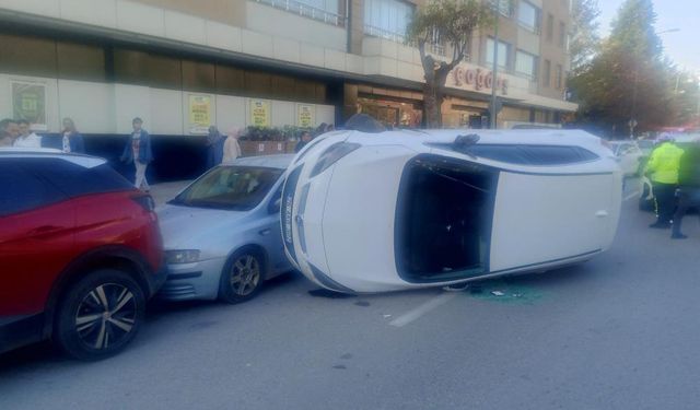 Park Halindeki Araçlara Çarpan Otomobil Yan Yattı: 1 Yaralı