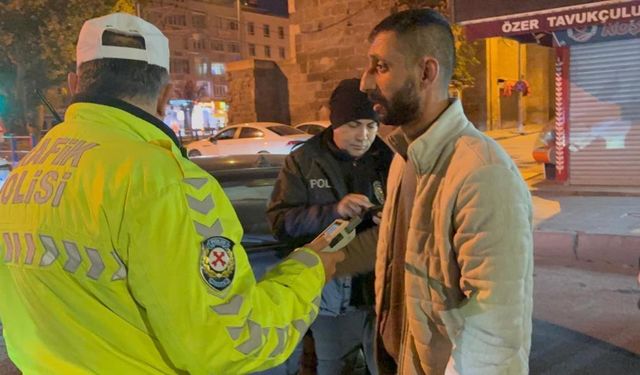 Kimlik İsteyen Polise Sosyal Medyasını Açtı