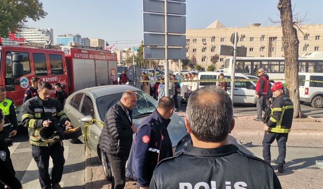 Otomobil Işıkta Bekleyen Yayaların Arasına Daldı: 5 Yaralı