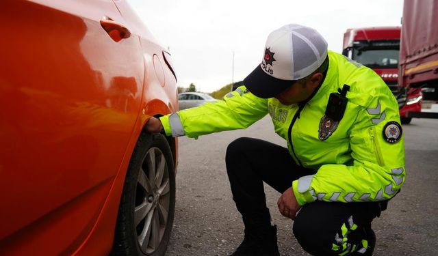 43 İlin Kavşağında Kış Lastiği Kontrolü Yapıldı