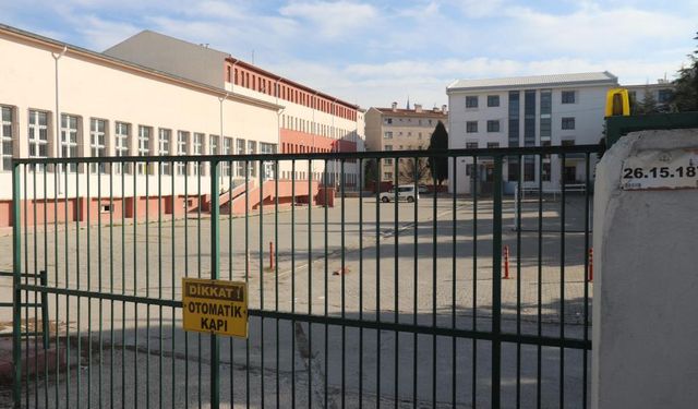 Yediği Gıdadan Zehirlenen Öğrenci Hastaneye Kaldırıldı