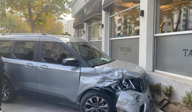 Hafif Ticari Araçla Jeep Çarpıştı