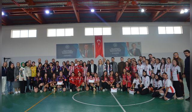 Yıldız Kızlar Futsal Müsabakalarında Ödüller Sahiplerini Buldu