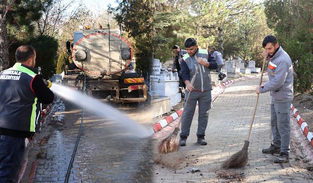 Mezarlıklarda Temizlik ve Bakım Aralıksız Sürüyor