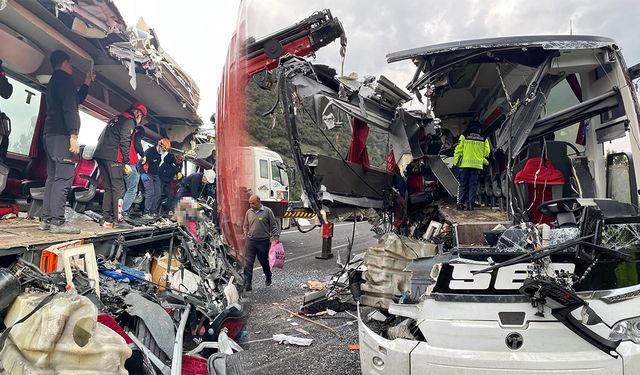 Yolcu Otobüsü Tıra Çarptı: 7 Ölü, 11 Yaralı