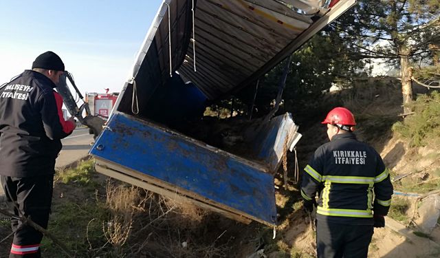 Balışeyh’te Kaza: Büyükbaş Yüklü Tır Devrildi