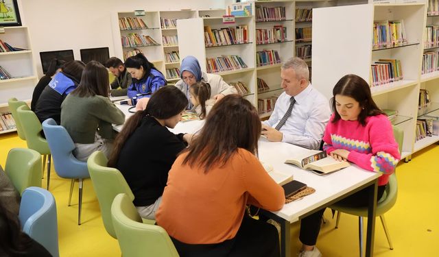 Aileler Kütüphanede Birlikte Kitap Okudu