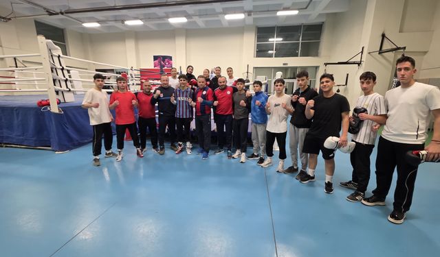 Boks Sporcuları Ringde Azim ve Disiplin Sergiliyor