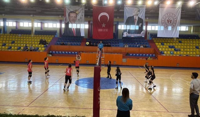 Kırıkkale’de Küçük Kızlar Voleybol Müsabakaları Başladı