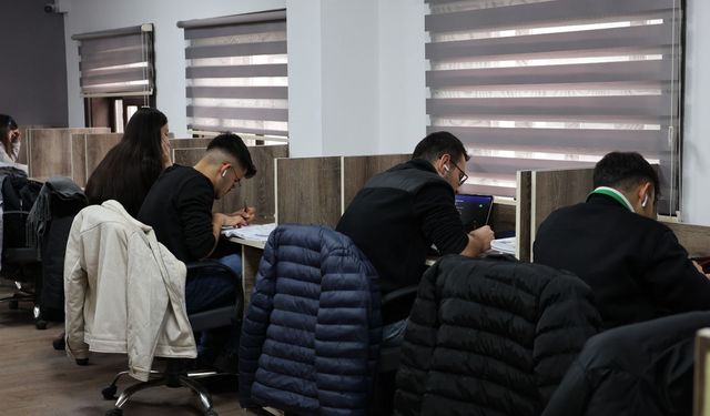 Öğrenciler Uykusuz Kütüphane’de Rahatça Çalışıyor