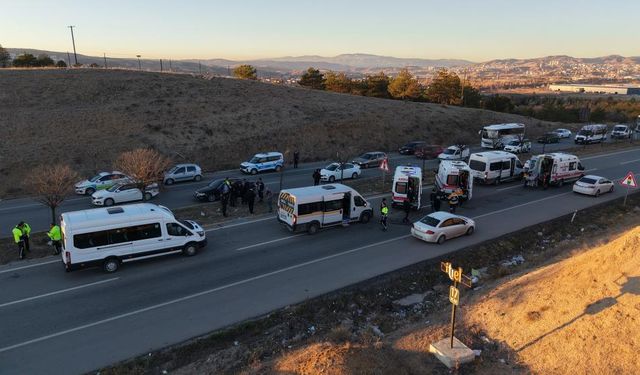 Kırıkkale'de 3 Servis Aracı Çarpıştı: 10 Yaralı