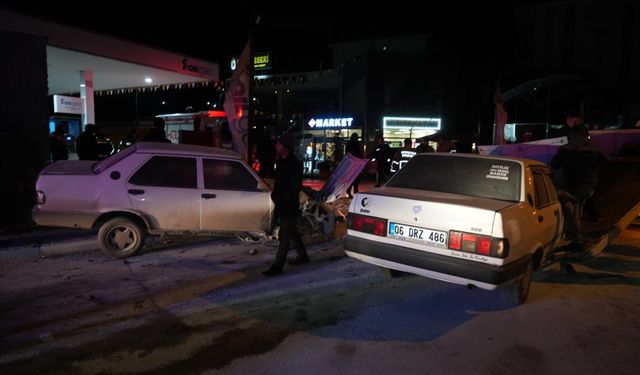 Kırıkkale’de İki Tofaş Kafa Kafaya Çarpıştı: 3 Yaralı