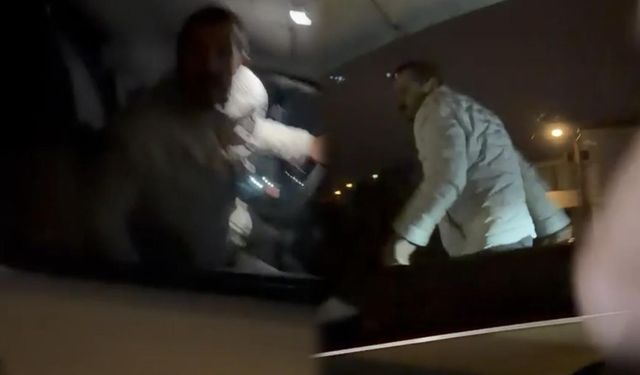 Önce Araca Saldırdı, Ardından Araçtakileri Bıçakladı