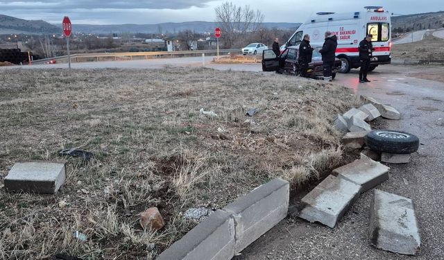 Bahşılı’da Aynı Kavşakta Bir Kaza Daha: İki Yaralı