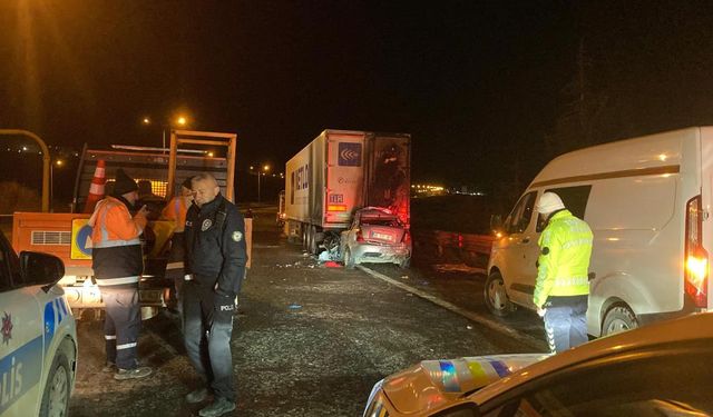 Tıra Çarpan Aracın Sürücüsü Hayatını Kaybetti