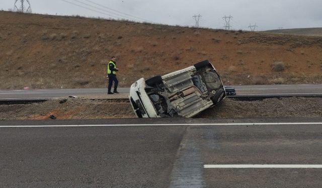 Kırıkkale – Konya Yolunda Otomobil Refüje Devrildi: 4 Yaralı