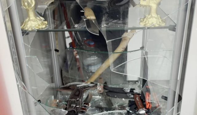Bıçakçı Dükkanının Camı Kırılıp Binlerce Liralık Bıçak Çalındı