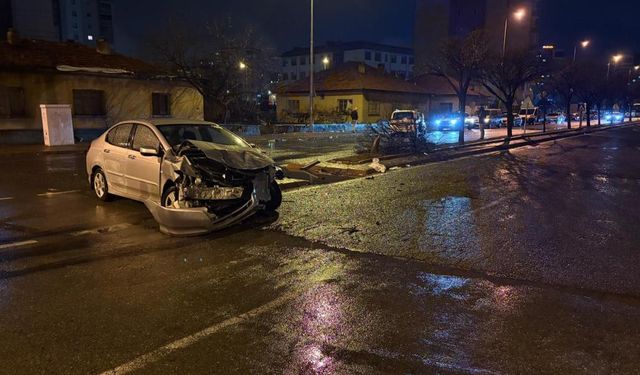 Kazada Savrulan Otomobil Ağacı İkiye Böldü: 4 Yaralı