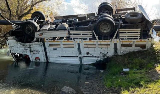 Kamyon köprüden dereye uçtu