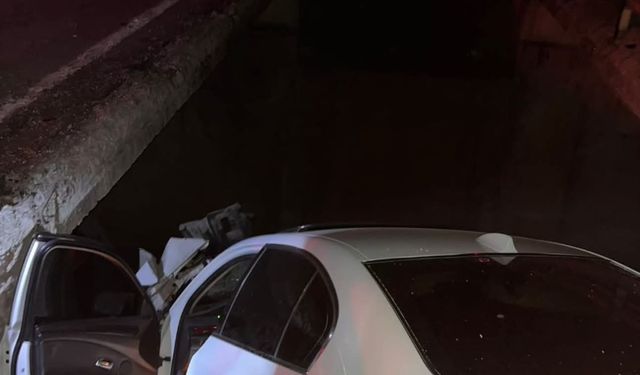 Araç viyadükte asılı kaldı