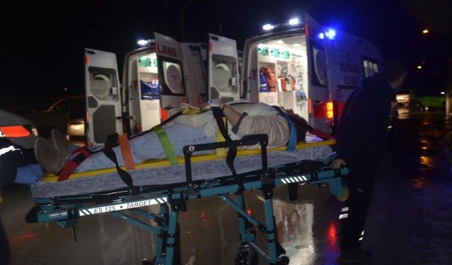 Dört Araç Birbirine Girdi, 5 Kişi Yaralandı